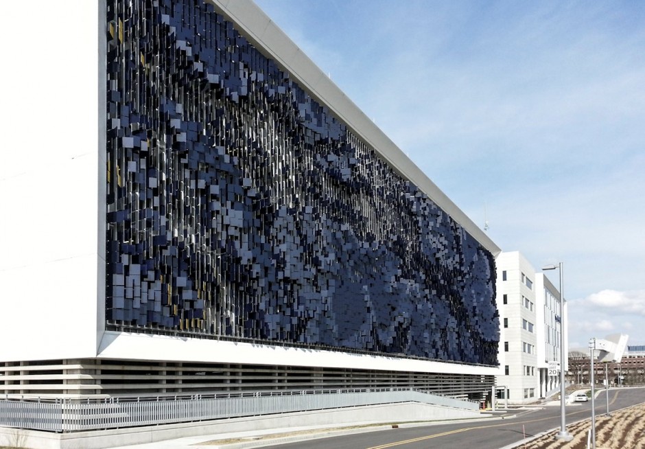 ساختمانی که با عبور از کنار آن رنگش عوض می شود + عکس 6 ساختمانی که رنگ عوض می کند