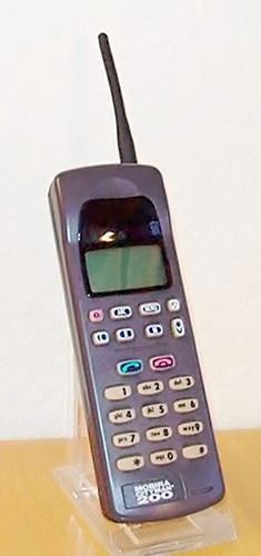 جزئياتي از ظهور و سقوط شركت چند مليتي NOKIA + عكس 2 Mobira Cityman ۲۰۰ از مدل هاي اوليه گوشی نوکیا به حساب مي آيد