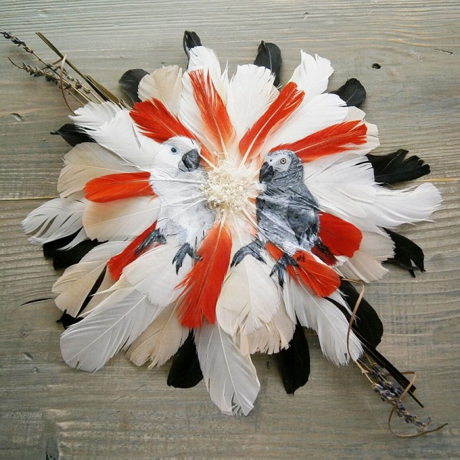 نقاشی خلاقانه بر روی پر پرندگان