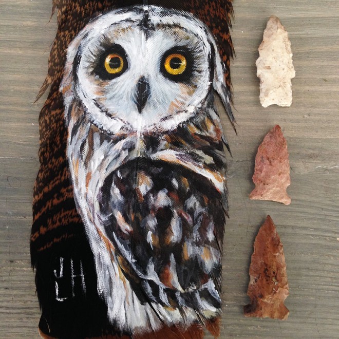 نقاشی خلاقانه بر روی پر پرندگان