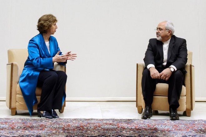 جزئیاتی از آخرین مذاکرات اشتون و ظریف در وین + عکس 2 EU foreign policy chief Ashton speaks with Iranian Foreign Minister Zarif during a photo opportunity in Geneva
