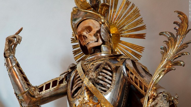 اجساد 437 ساله تزیین شده با طلا و جواهر 