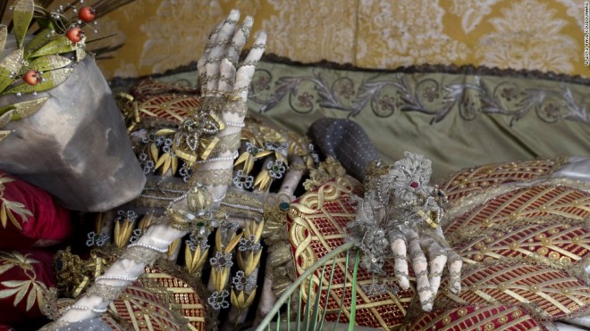     اجساد 437 ساله تزیین شده با طلا و جواهر