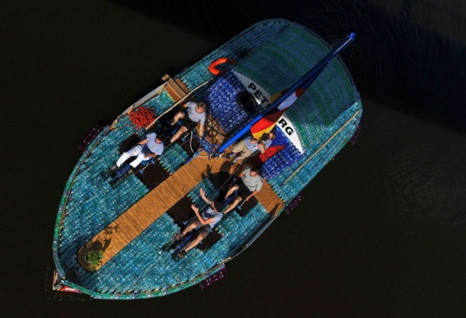 ساخت قایق 10 متری با 5 هزار بطری پلاستیکی