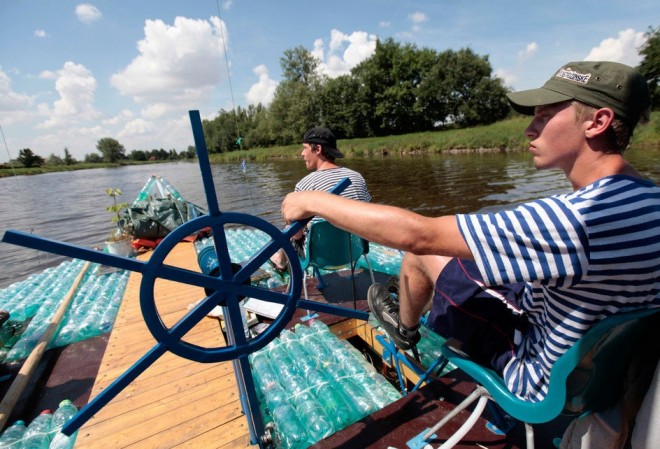 ساخت قایق 10 متری با 5 هزار بطری پلاستیکی