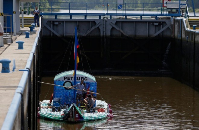 ساخت قایق 10 متری با 5 هزار بطری پلاستیکی