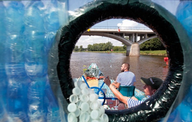 ساخت قایق 10 متری با 5 هزار بطری پلاستیکی