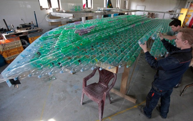 ساخت قایق 10 متری با 5 هزار بطری پلاستیکی