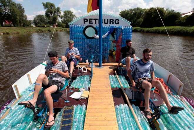 ساخت قایق 10 متری با 5 هزار بطری پلاستیکی