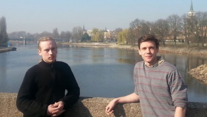 «جان کارا» - دانشجو - و «جیکوب بورِس» - مکانیک خودرو