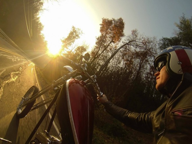 چاد گاگی در حال موتور سواری