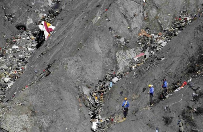 عكس هايي دلخراش از صانحه هوايي اخير در كوه هاي آلپ 18+ 14 1-(13)