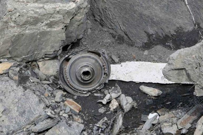 عكس هايي دلخراش از صانحه هوايي اخير در كوه هاي آلپ 18+ 22 1-(6)