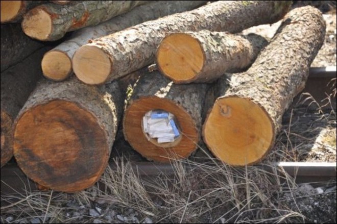 قاچاق سیگار توسط روسی ها به روشی جالب و خلاقانه + عکس 5 i_smuggled_good_in_da_logs_wtf_002_54f81d5e3911c