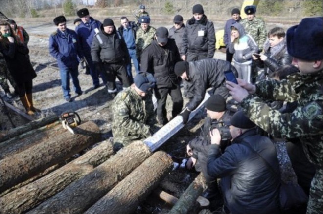 قاچاق سیگار توسط روسی ها به روشی جالب و خلاقانه + عکس 7 i_smuggled_good_in_da_logs_wtf_54f81d54687f9