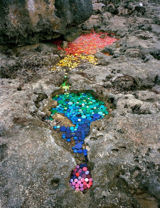 خلق اثر هنری با زباله های پلاستیکی