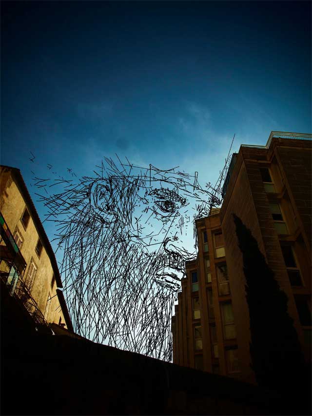هنرمند خلاقی که بر روی آسمان آبی نقاشی می کشد + عکس 4 نقاشی خلاقانه با تکنیک عکاسی