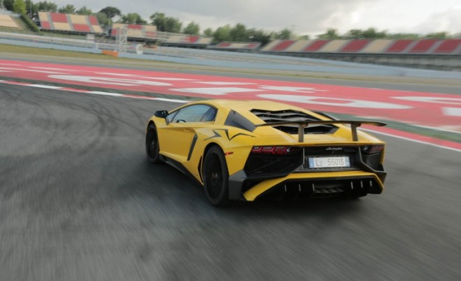 ۲۰۱۶-Lamborghini-Aventador-LP750-4-SV-111-765x467