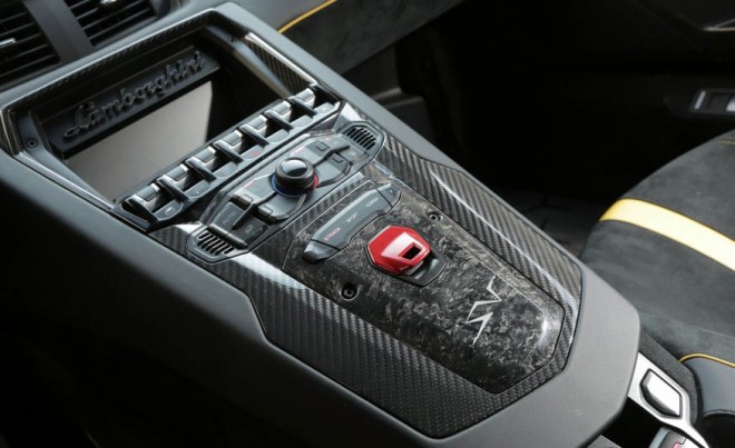 ۲۰۱۶-Lamborghini-Aventador-LP750-4-SV-143