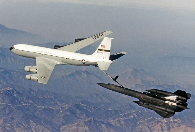 SR-71A_NASA_refuels_from_USAF_NKC-135E_1997