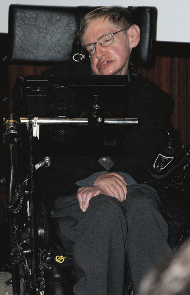  استیون هاوکینگ نشسته بر صندلی چرخدار مخصوص خود