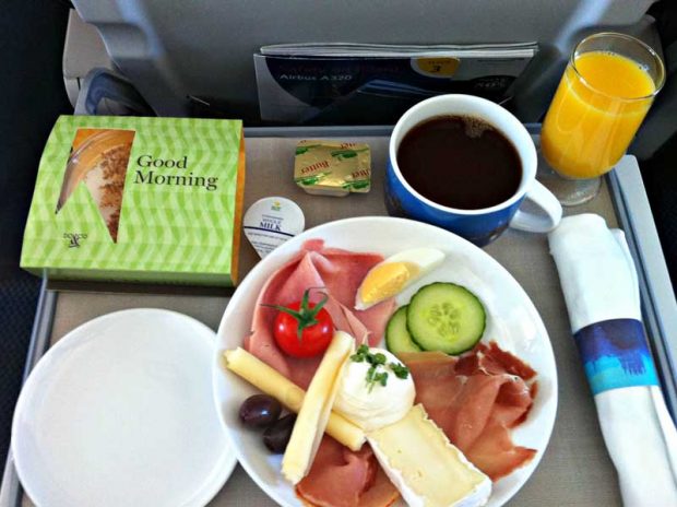 دلیل علمی تغییر حس چشایی و مزه غذا در هواپیما ؟ 2 تغییر حس چشایی و مزه غذا در هواپیما