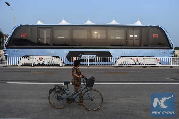 افتتاح اتوبوس هوایی چینی که بالاتر از ترافیک حرکت می کند ! 4 اتوبوس هوایی چین