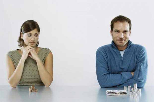 نکاتی که هیچ گاه نباید درباره افزایش حقوق بیان کنیم ؟ 14 ثبت تصویری کمیاب از رنگین کمان بی رنگ در اسکاتلند توسط یک عکاس اسکاتلندی این روزها در حالی مورد توجه کاربران شبکه های اجتماعی قرار گرفته است که این تصویری خیرهکننده از یک کمان مِه است که در شرق اسکاتلند رخ داده و بد نیست بدانید که کمان مِه، رنگین کمان بدون رنگی است که از قطرههای آب تشکیلدهنده مه ساخته شده است. در ادامه با میهن پست همراه شوید. ساز و کار ایجاد رنگین کمان بی رنگ در واقع مشابه همان رنگینکمان معمولی است اما برخلاف رنگین کمان عادی که از شکست نور خورشید توسط قطرههای باران ساخته میشود، کمان مه با تابش نور بر ذرات مه ایجاد میشود. رنگین کمان بی رنگ در واقع به دلیل اندازه کوچک قطرههای آب درون مِه و طول موج کوتاه پرتو نور اهمیت شکل می گیرد و در این مواقع کمان مه یا همان رنگین کمان بیرنگ به رنگ سفید دیده میشود و البته یک سایه خیلی کمرنگ قرمز نیز در لبه بیرونی و سایه ضعیف آبی در لبه داخلی کمان قابل مشاهده است. البته باید گفت که رنگین کمان بی رنگ نیز مانند هر رنگین کمان دیگری تنها وقتی قابل دیدن است که بیننده پشت به آفتاب ایستاده باشد. ملوین نیکلسون، عکاسی که تصویر رنگین کمان بی رنگ را ثبت کرده میگوید: من پیش از این هیچ وقت کمان مه ندیده بودم و موقع عکس گرفتن فهمیدم که این یک پدیده نادر است. با هم تصاویری از رنگین کمان بی رنگ ثبت شده توسط عکاس اسکاتلندبی را تماشا می کنیم.