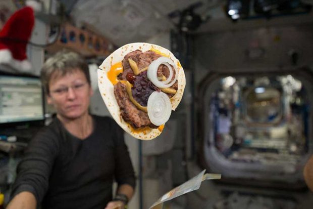 خوردن ساندویچ توسط فضانوردان