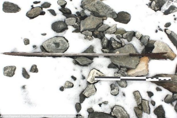 کفش و چوب اسکی باستانی در کوهستان های نروژ توسط باستانشناسان کشف شد 2 کفش و چوب اسکی باستانی