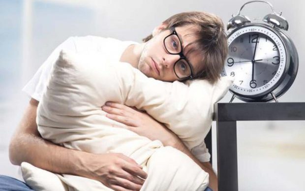 چرا بد خوابی احتمال حمله قلبی را افزایش میدهد ؟ 2 عوارض بد خوابی
