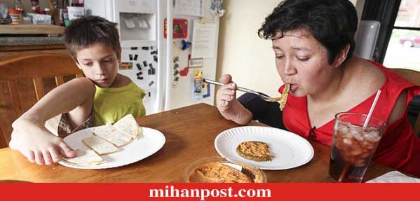 مادر و فرزند بدون دست