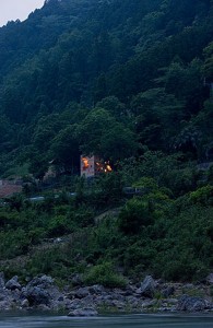 معماری جالب و دیدنی یک کلبه چوبی در اعماق جنگل