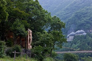 معماری جالب و دیدنی یک کلبه چوبی در اعماق جنگل