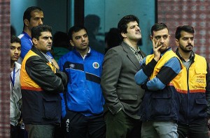 خادم در حال تماشای رقابتهای جام جهانی ۲۰۱۵ تهران