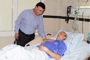 پرویز مظلومی بالای سر برادرش غلامحسین مظلومی در آخرین روزهای عمر سرطلایی فوتبال ایران