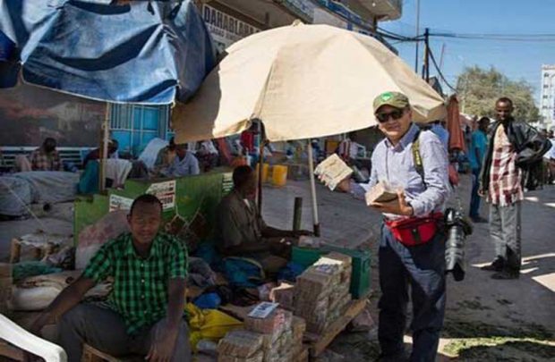 جابجایی عجیب پول با فرغون در سومالی لند + عکس 3 سومالي لند