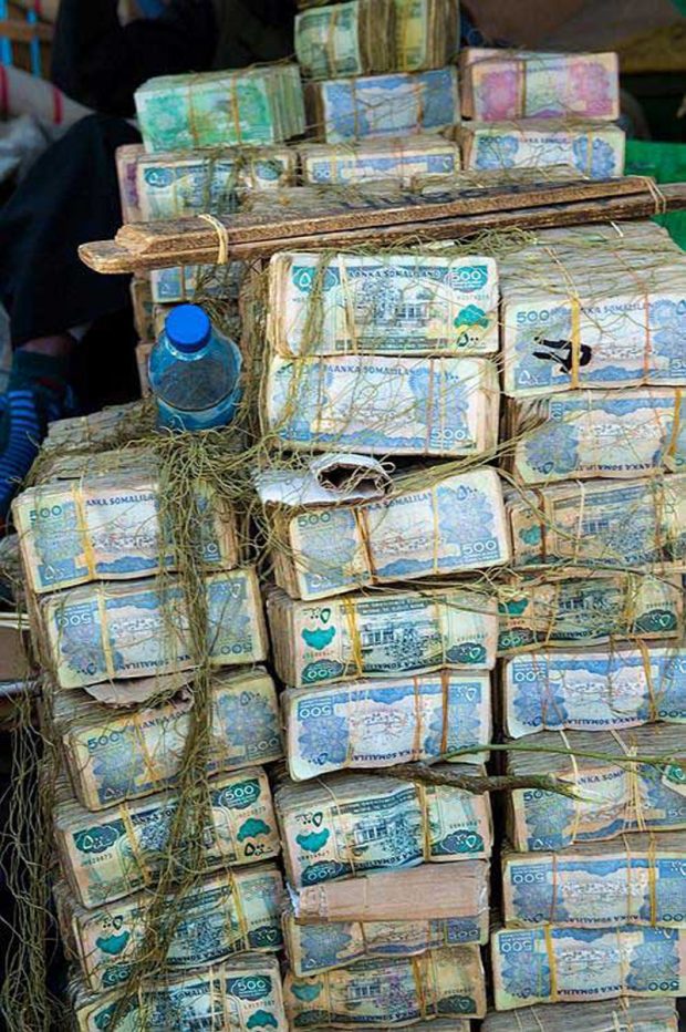 جابجایی عجیب پول با فرغون در سومالی لند + عکس 6 سومالي لند