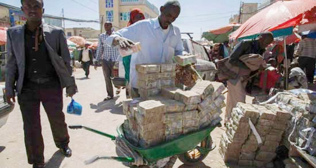جابجايي عجيب پول با فرغون در سومالي لند