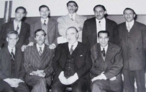 نشسته از راست: ادیب خوانساری، ابوالحسن صبا، مرتضی محجوبی، احمد عبادی ایستاده از راست: حسن همدانیان، حسن کسایی، علی تجویدی، جهانگیر شنجرفی، رضا ورزنده