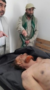 سردار باقرزاده بالای سر جنازه عزت ابراهیم الدوری معاون صدام