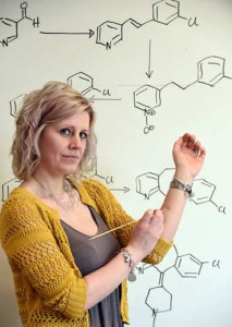 تدریس نوشتاری یک استاد دانشگاه بر روی پوست بدن خود