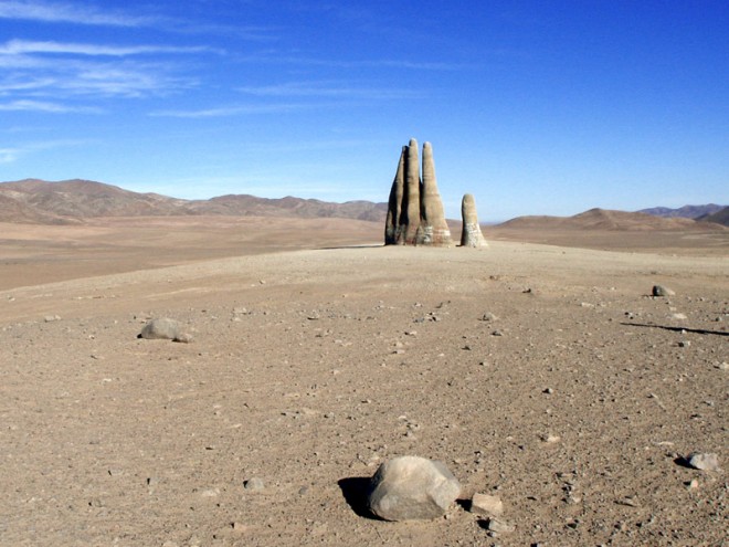 سفری به شیلی برای ملاقات با مجسمه دست بیابان + عکس 2 مجسمه دست بیابان شیلی