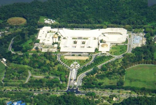 نگاهی به زندگی پر زرق و برق سلطان ثروتمند برونئی + عکس 6 0w9wkmn8