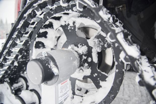 کیت اسنوموبیل شرکت نیسان با قابلیت عبور از تپهها پوشیده از برف + عکس 9 Nissan kits for cars to snowmobiles 2