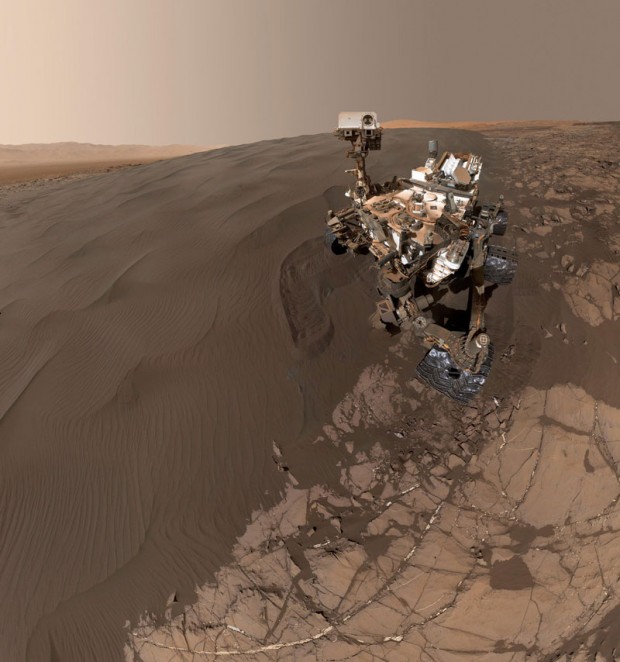 New amazing Curiosity selfie on a sand dune
