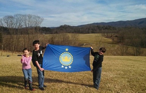 مرد آمریکایی دخترش را ملکه صحرای بی صاحب بئر طویل کرد ؟! 8 Queen of the Desert American girl 10