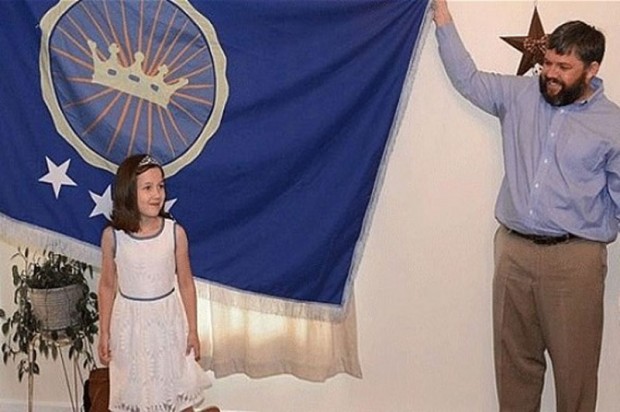 مرد آمریکایی دخترش را ملکه صحرای بی صاحب بئر طویل کرد ؟! 3 Queen of the Desert American girl 11