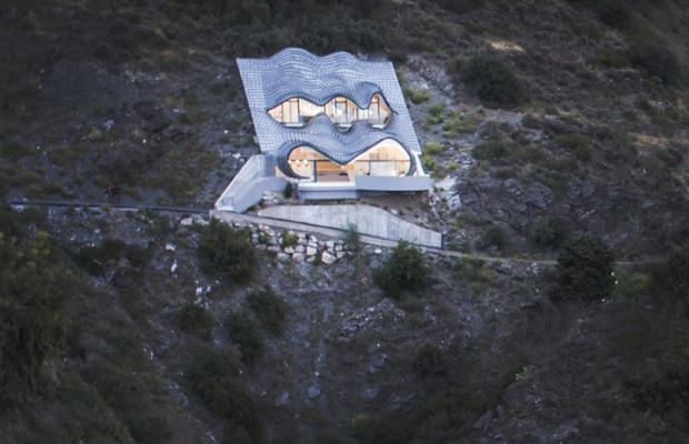 معماری دیدنی اقامتگاهی فلزی در دل صخرههای سواحل مدیترانه + عکس 2 gilbartolome architects house on the cliff granada mihanbana 11