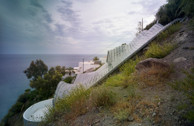 معماری دیدنی اقامتگاهی فلزی در دل صخرههای سواحل مدیترانه + عکس 4 gilbartolome architects house on the cliff granada mihanbana 3
